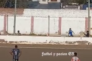 Video: Así escapó el hombre que mató a cuchillazos a otro hombre en una cancha de Mendoza