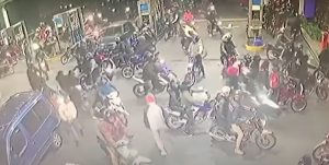 Video: más de cincuenta motociclistas robaron combustibles en una estación de servicio