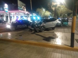 Se fugaron de la Policía en la Costanera y terminaron chocando contra un poste