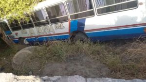 Un micro cayó a un barranco y hay 12 personas heridas