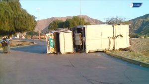 Video: volcó un camión recolector en una transitada rotonda de Las Heras