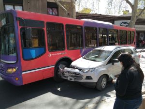 Caos en pleno centro de Mendoza por el choque entre un colectivo y un auto