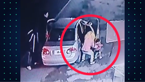 Video: el momento de horror cuando vestidos de payaso le roban el auto a una mendocina con sus hijos adentro