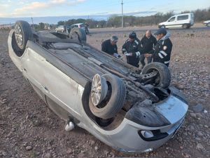 Maipú: Un auto volcó tras esquivar piedras en la ruta puesta por delincuentes