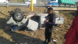 Terrible accidente en el Acceso Sur: un automovilista volcó y está muy grave