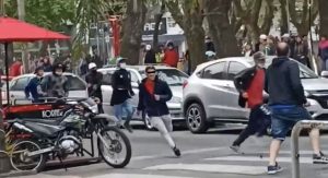 Tremendo video: estudiantes protagonizaron una batalla campal en Quilmes