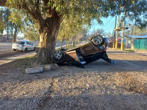 "Se cruzó un perro y metí un volantazo": Un joven volcó en Luján de Cuyo