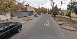 Estacionaba su auto en Godoy Cruz, la encañonaron y le robaron hasta el fiambre