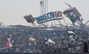 Video: el momento en que el que colapsa la tribuna del Colo Colo de Chile