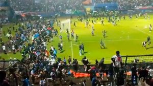 Video: El terrible momento en el que se enfrentan hinchas y policías en la tragedia que terminó con 125 muertos