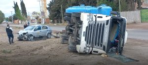 San Martín: Volcaron un camión y un auto en la Ruta 7