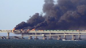 Tremendo video: una explosión en el puente de Criema dejó muertos