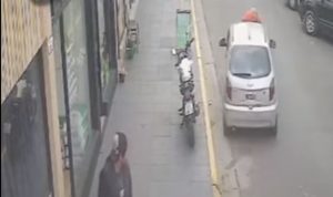 Video: discutió con un hombre, lo arrastró en el capot, frenó y le siguió pegando