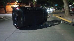 Fotos: una mujer de 75 años resultó herida tras un impresionante vuelco en Ciudad