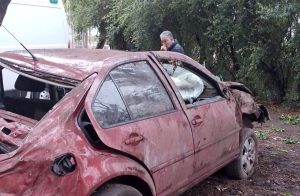 Un hombre de 38 años en terapia intensiva tras chocar con su auto contra un árbol