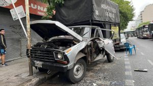 Un micro chocó a una camioneta y el colectivero bajó a los pasajeros y se fugó