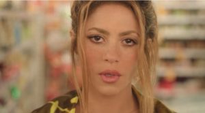 El nuevo video de Shakira dedicado a Piqué: un agujero en el pecho y el corazón en la mano