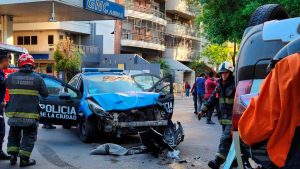 Un móvil de la Policía chocó contra un auto  y volcó: cinco personas heridas