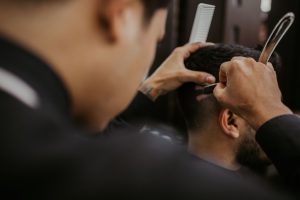 Se hicieron pasar por clientes y asaltaron una barbería en Maipú