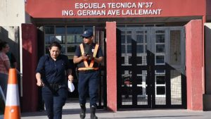 Entró a la escuela donde trabaja su ex disparando al aire hasta que la encontró y la baleó