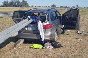 Brutal accidente en una ruta argentina: un auto quedó con un guardarraíl incrustado