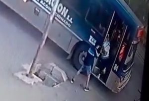 Video: Así le robaron la mochila a una chica que se tomaba el micro en Mendoza