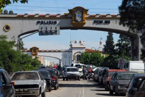 Escapaba de la Policía, se tiró de un puente y murió