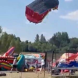 El viento elevó un inflable y un niño cayó de unos tres metros de altura: está muy grave