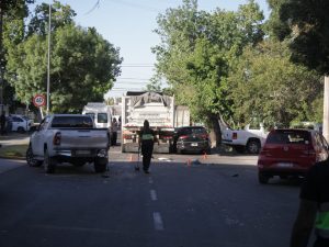 "Escuché mucho ruido a chapa": un camión se quedó sin frenos y embistió a 8 vehículos