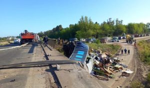 Un camión cayó de un puente: murió el conductor y un peatón se salvó de milagro