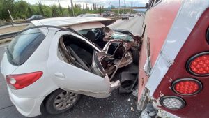 Acceso Este: fuerte accidente entre un auto y un colectivo