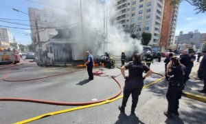 Murió un motociclista que fue atropellado por un micro que tras el impacto se prendió fuego