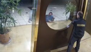 Video: el momento en el que le roban a un inquilino y la reacción del guardia se vuelve viral