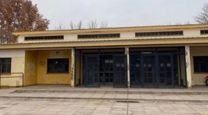 Pánico en una escuela: jóvenes armados atacaron a los alumnos