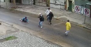 Video: un joven pelea por su vida tras ser atacado por una patota en un intento de robo