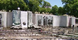 "La bajada es un fenómeno social": alumnos se metieron a la fuente de la plaza Independencia y hubo destrozos