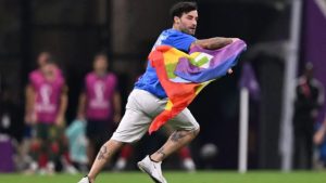 Qatar: un hombre con la bandera del orgullo irrumpió en la cancha