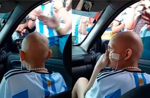 Ovación a una niña que pelea contra el cáncer y celebró el triunfo de la Selección en el Obelisco