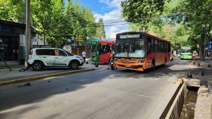 Caos en pleno centro: un colectivo y una camioneta chocaron