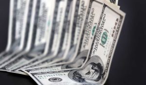 El dólar blue rompió el récord de $350: ¿a qué se debe?