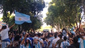 Argentina en cuartos: las calles mendocinas explotaron en festejos