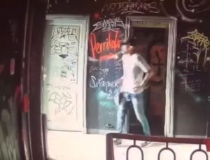 Video: un hombre pidió el baño de un bar de la Arístides y se robó el dinero de los sueldos