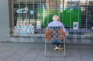 Buscan al abuelo que miró el partido en el tele de una vidriera para regalarle uno