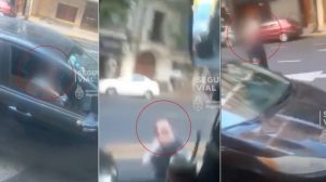 Video: en un ataque de furia por una pelea de tránsito destruyó los vidrios de un colectivo