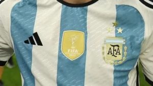 ¿Antes de fin de año? Adelantaron posible precio y fecha en la que saldría la camiseta tres estrellas de la Selección Argentina