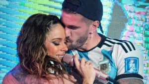 "La disfruto todos los días, la amo con todo mi corazón": la declaración de De Paul a Tini en pleno recital y con la copa