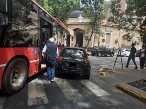 Caos en pleno microcentro: un micro y un auto chocaron en San Juan y Catamarca