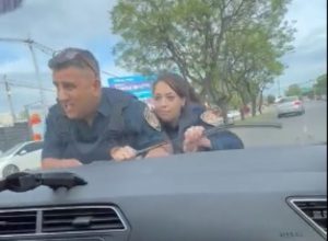 "Coral es peligroso": el video de como un conductor arrastra a dos policías en el capot