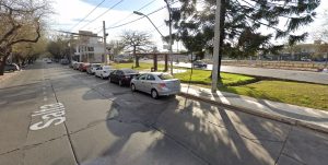 Una pareja estaba en un parque en Ciudad y ladrones le robaron hasta las llaves de la casa
