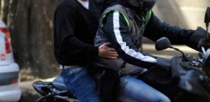 Dos motochorros apuntaron con un revólver a un menor para robarle el celular en Maipú